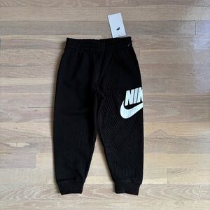 Boys black nike logo jogger sweatpants size 7 nwt